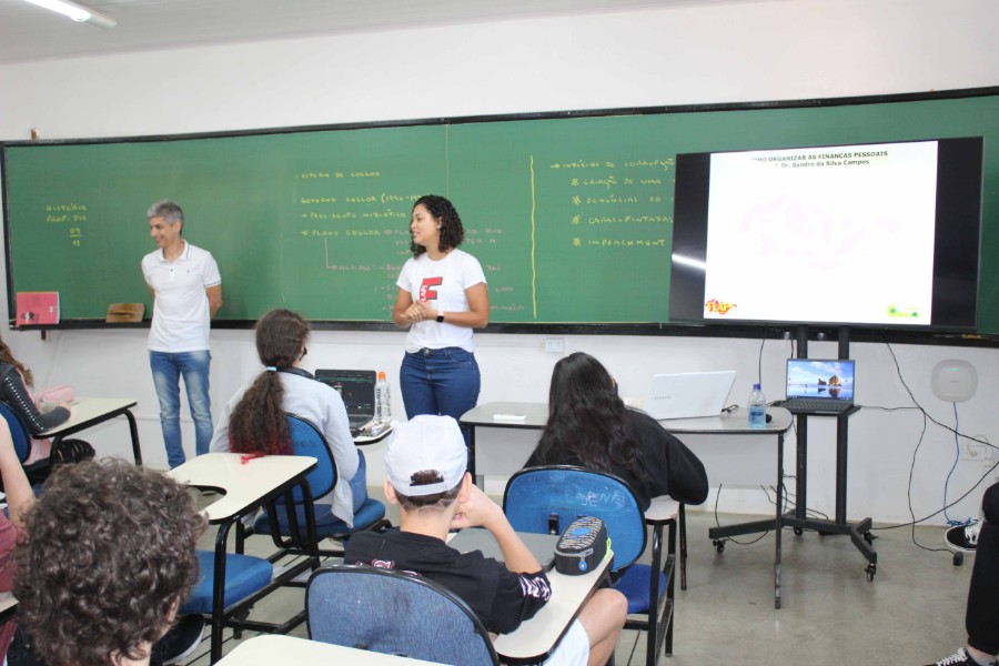 Aula sobre Educação Financeira para o 9º Ano com o Profº Dr. Sandro Campos