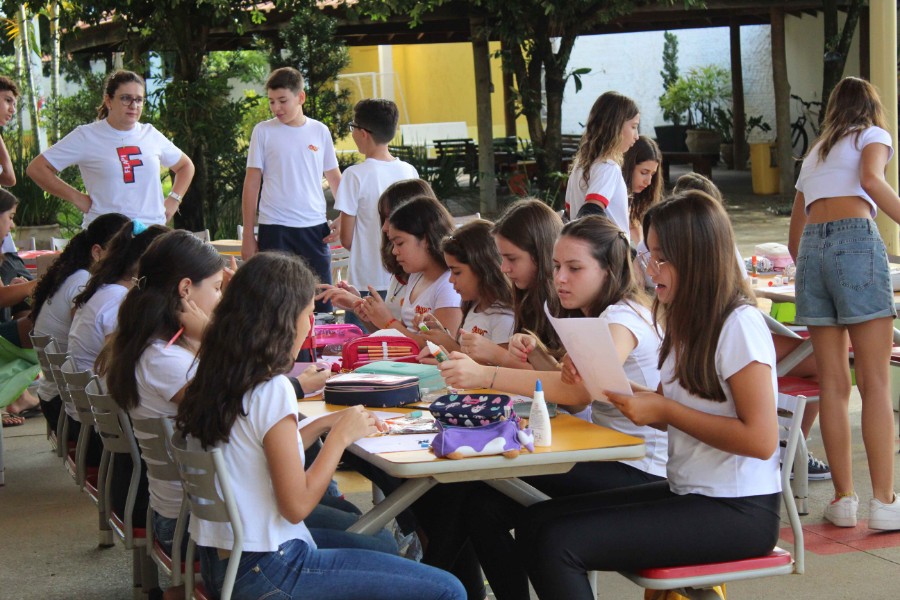 Oficina com o 7º ano de looks de fantasias para o Carnaval com desenho, pintura e colagens