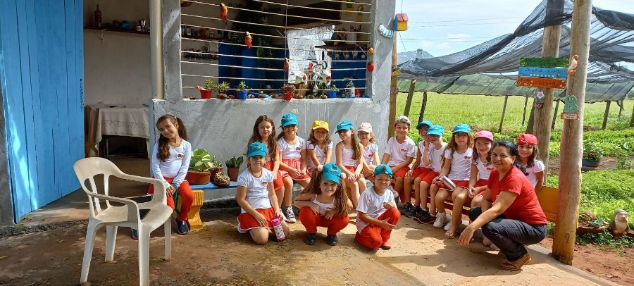 Turminha do 1º Ano da Tia Josi tiveram uma aula na horta